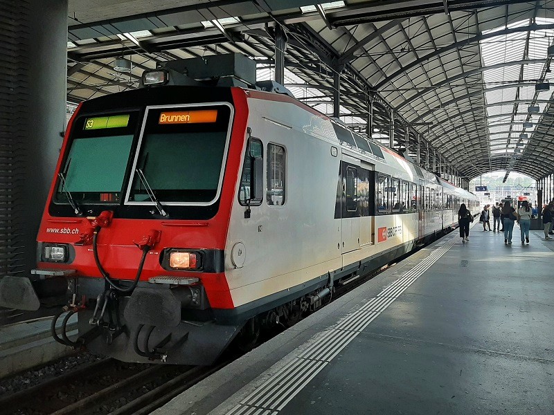 lucerne brunnen train switzerland