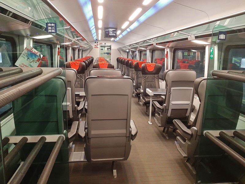 luggage racks airport train vienna railjet