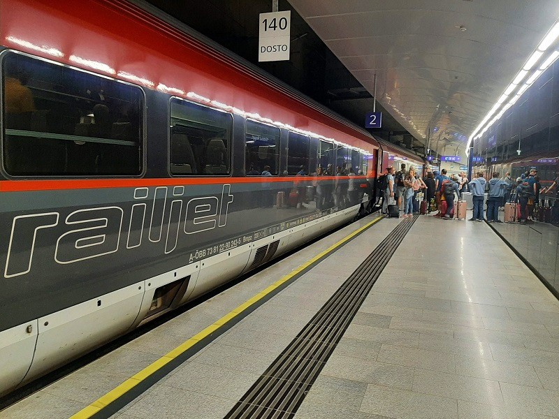 vienna airport station railjet train