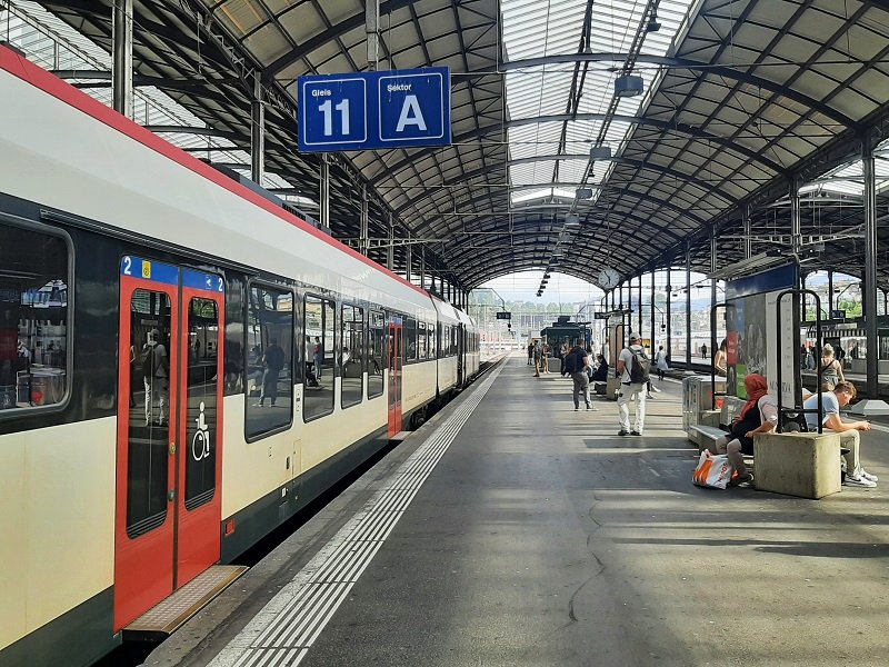 s-bahn train lucerne luzern arth-goldau brunnen