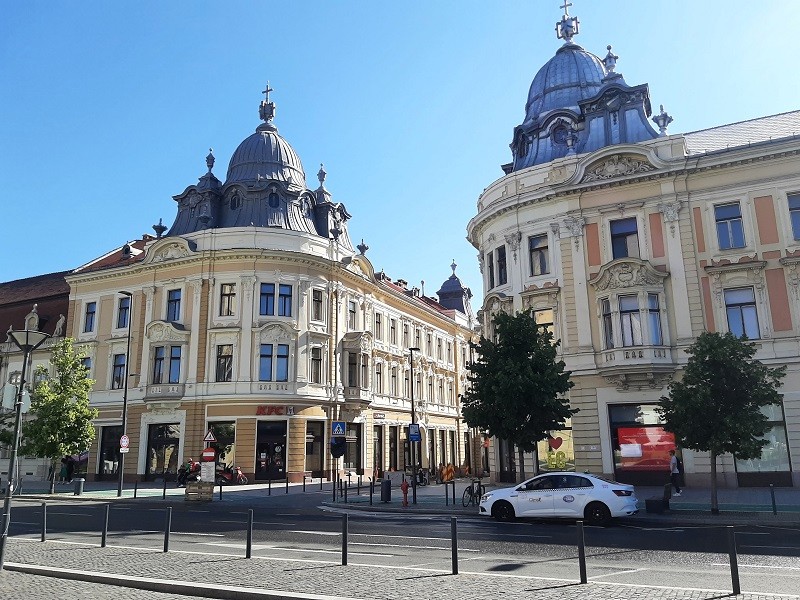 mirrored street cluj-napoca strada iuliu maniu