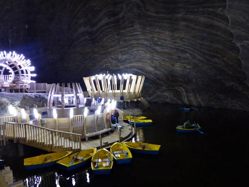 turda salt mine underground lake