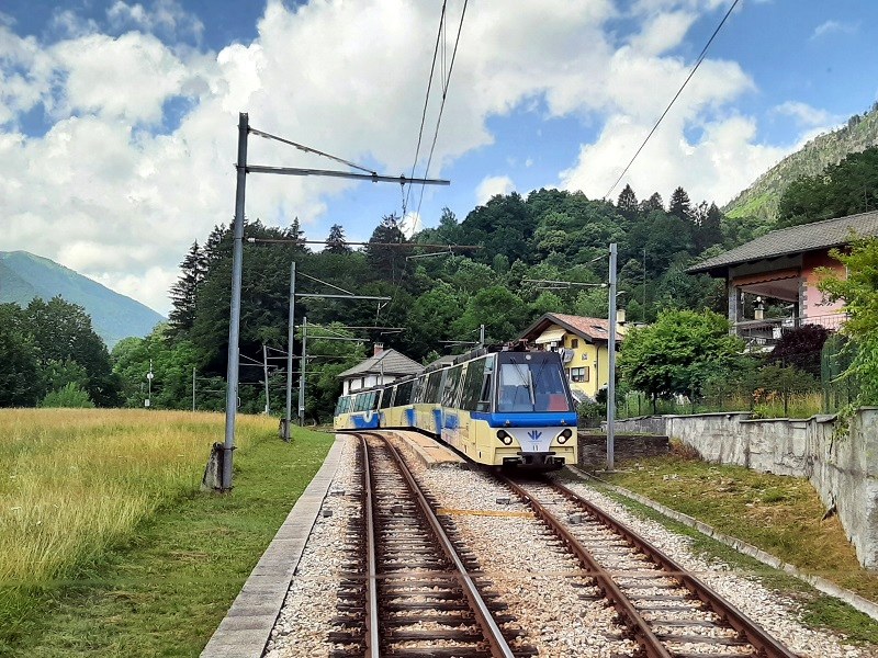 passing loop panorama express train centovalli railway