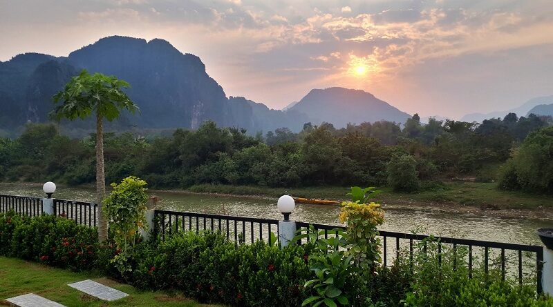 nam song river sunset vang vieng laos methanol tourist poisoning alcohol