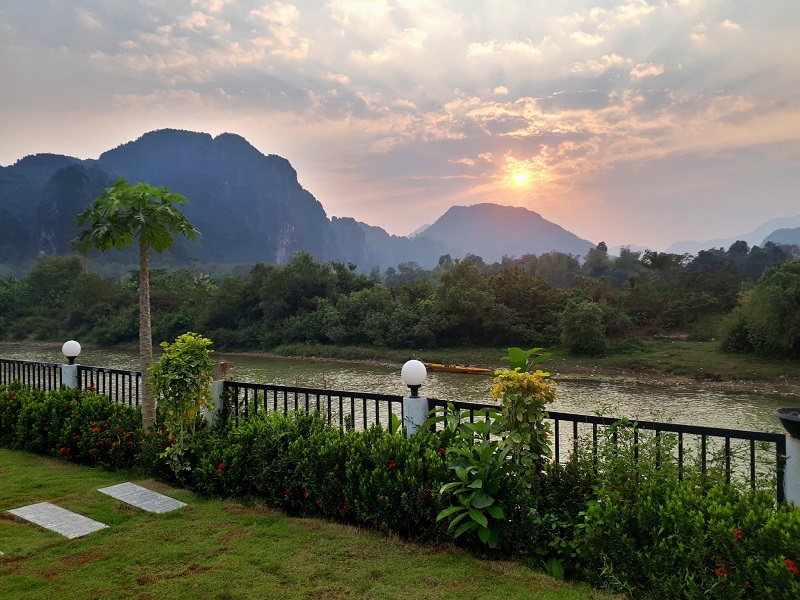 nam song river sunset vang vieng laos methanol tourist poisoning alcohol