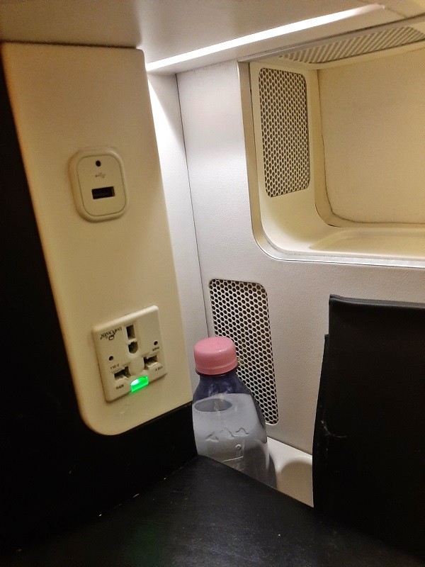 power socket boeing 777