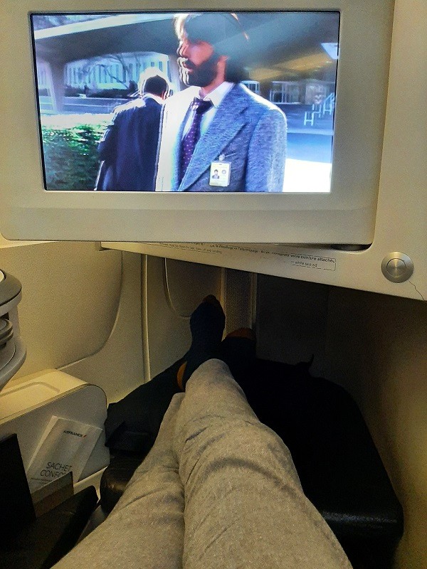 argo film air france boeing 777 business class in-flight entertainment screen