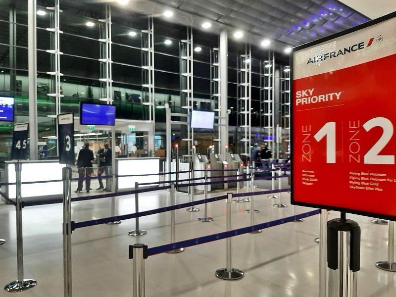 Boarding queue priority paris charles de gaulle airport