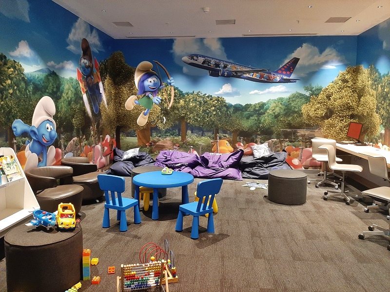 children's play area smurfs brussels airlines business lounge the loft