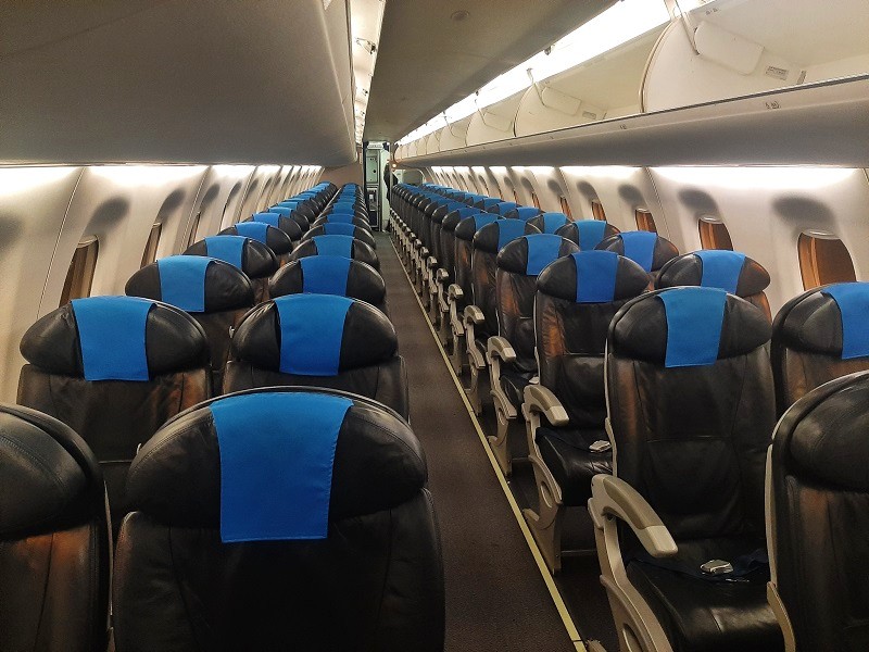 lot polish airlines embraer 175 cabin seats