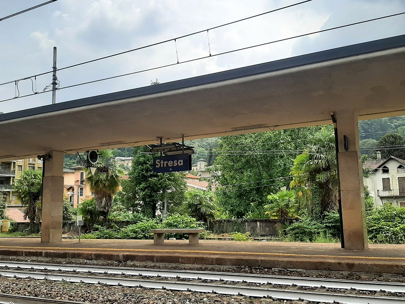 platform stresa railway station train