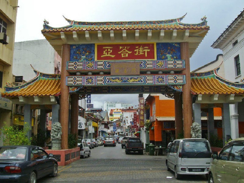 kuching chinatown gate carpenter street