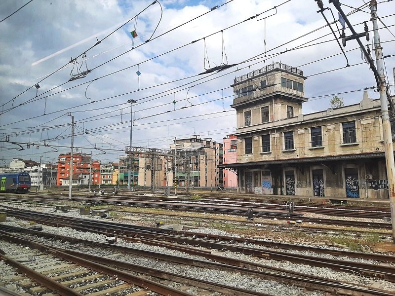 milano centrale railway tracks