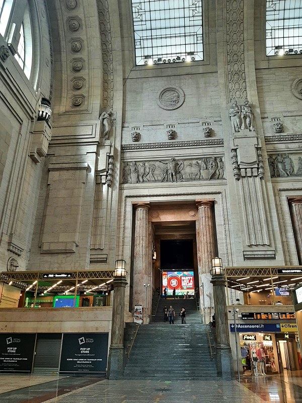 milano centrale main station hall frecciarossa 