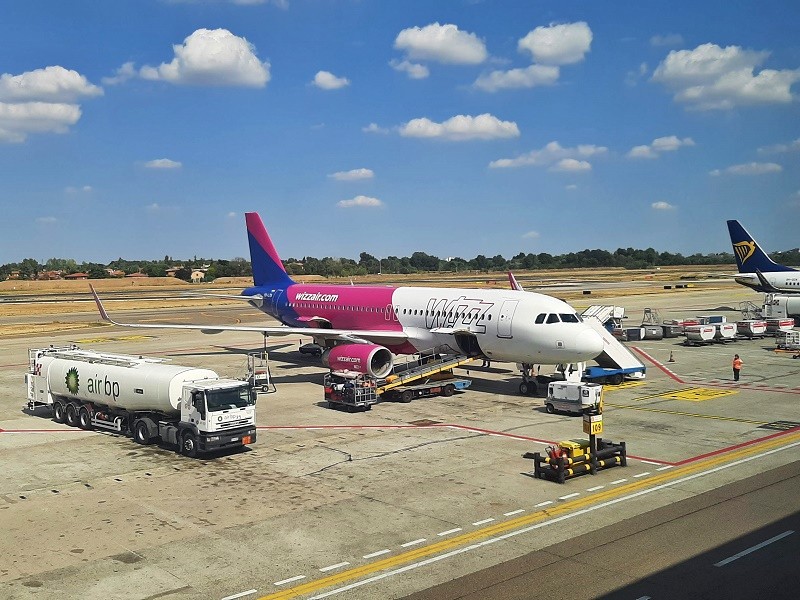 wizz air plane bologna airport