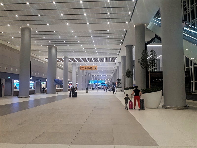 istanbul airport international arrivals hall turkish airlines hotel desk