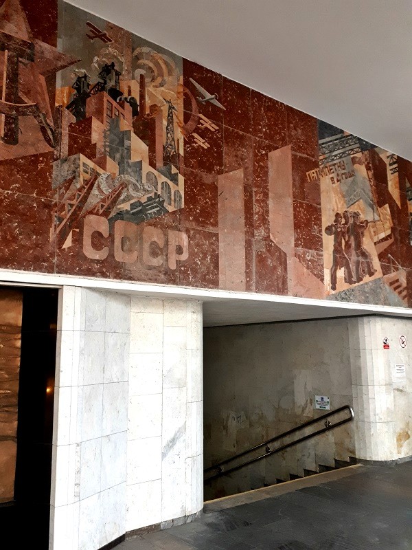 Kastrychnitskaya metro station soviet mural minsk