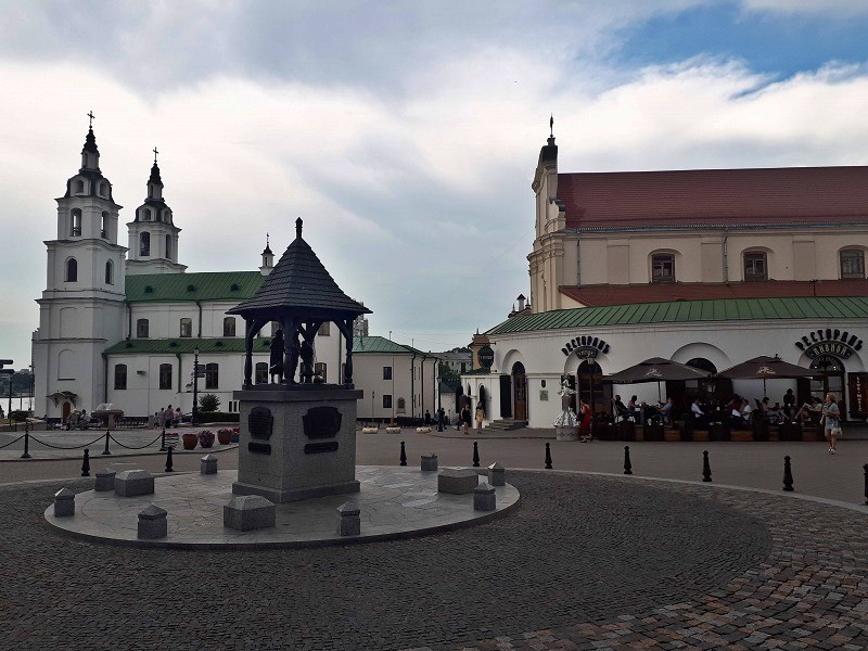 minsk old town city scales sculpture