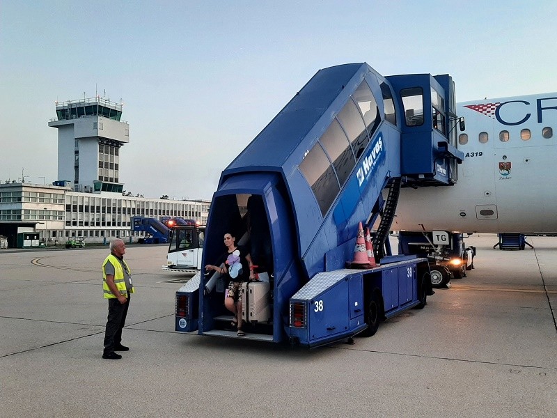 croatia airlines airbus a319 business class zagreb airport