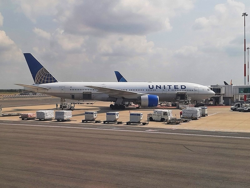 united airlines boeing 777 rome fiumicino airport deal tips