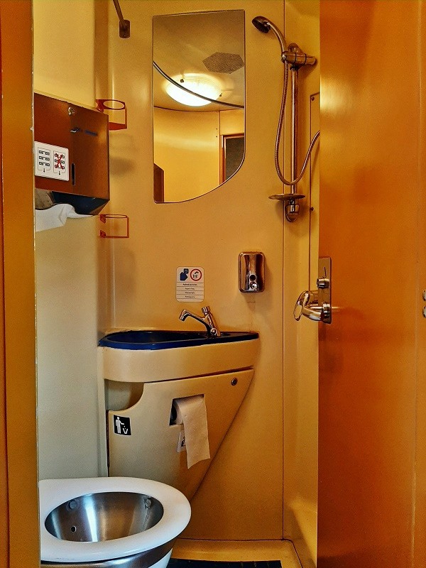 en-suite sleeper bathroom toilet shower dacia