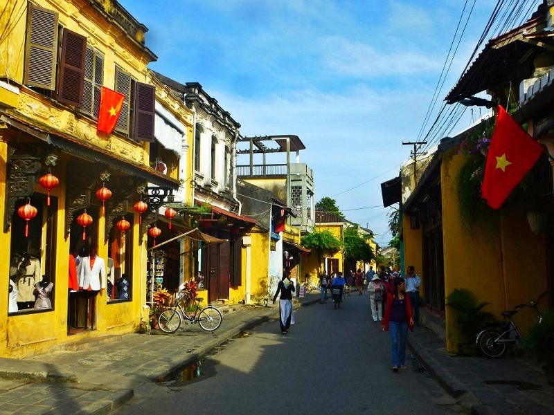 hoi an vietnam travel student
